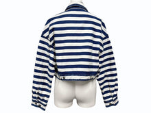 Load image into Gallery viewer, PRADA プラダ ロゴプレートボーダークロップドデニムジャケット GFB288 サイズ42 ホワイト ブルー 美品 中古 4b006947