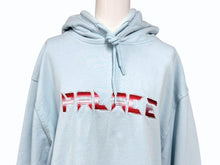 Load image into Gallery viewer, PALACE パレス パーカー フーディ 刺繍ロゴ コットン ライトブルー レッド ロゴ刺繍 背面プリント サイズL 美品 中古 4b007032