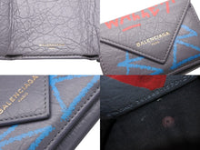 Load image into Gallery viewer, BALENCIAGA バレンシアガ ペーパー グラフィティ コンパクト ウォレット 三つ折り財布 391446 グレー レザー ゴールド金具 美品 中古 4b007083