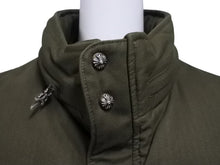 Load image into Gallery viewer, 極美品 CHROME HEARTS クロムハーツ STIFF FBRC スティッフ ファブリックダウンジャケット サイズXL クロスボールボタン カーキ 中古 4b010031