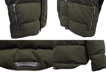 Load image into Gallery viewer, 極美品 CHROME HEARTS クロムハーツ STIFF FBRC スティッフ ファブリックダウンジャケット サイズXL クロスボールボタン カーキ 中古 4b010031