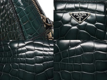 Load image into Gallery viewer, 極美品 PRADA プラダ ハンドバッグ トートバッグ トライアングルロゴ クロコダイル型押しレザー グリーン シルバー金具 中古 4b007331