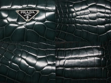 Load image into Gallery viewer, 極美品 PRADA プラダ ハンドバッグ トートバッグ トライアングルロゴ クロコダイル型押しレザー グリーン シルバー金具 中古 4b007331