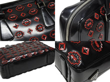 Load image into Gallery viewer, PRADA プラダ ハンドバッグ ロゴプレート エナメル パテントレザー・エナメル ブラック レッド 美品 中古 4b007454