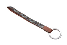 Load image into Gallery viewer, 極美品 GOYARD ゴヤールストラップ ヘリンボーン柄 フランス製 PVC レザー ブラック ブラウン シルバー金具 中古 4b007931
