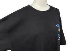 画像をギャラリービューアに読み込む, 新品未使用 VERDY x GUESS JEANS ヴェルディ ゲスジーンズ 25SS GIFT SHOP with FRIENDS Vick Tee Tシャツ ブラック サイズXL 中古 4b007974