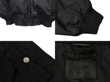 Load image into Gallery viewer, PRADA プラダ 22AW Re-Nylon PLATE LOGO BOMBER JACKET 三角プレートロゴ ナイロンボンバージャケット SGH038 R121 ブラック サイズ52 美品 中古 4b008055