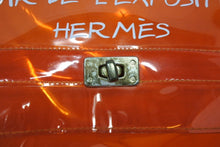 Load image into Gallery viewer, HERMES エルメス ビニールケリー 不思議の国 エルメスへの旅展 ハンドバッグ トートバッグ オレンジ クリア 透明 ビニール ゴールド金具 美品 中古 4b008241