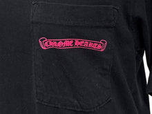 画像をギャラリービューアに読み込む, CHROME HEARTS クロムハーツ 半袖Tシャツ サイズS スクロールラベルロゴ プリント CHプラス ブラック ピンク 美品 中古 4b008284