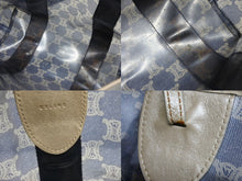 Load image into Gallery viewer, CELINE セリーヌ トートバッグ ハンドバッグ マカダム柄 ブルー ブラウン PVC レザー ビニール 美品 中古 4b008663