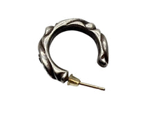 Load image into Gallery viewer, CHROME HEARTS クロムハーツ HOOPSCROOL スクロールフープ ピアス 片耳 97刻印 シルバー925 重量約3.8g 美品 中古 4b008758