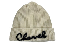 画像をギャラリービューアに読み込む, 極美品 CHANEL シャネル カシミヤ ニットキャップ ビーニー ニット帽 アイボリー ブラック ビーズ 中古 4b008823