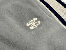 Load image into Gallery viewer, 極美品 CELINE セリーヌ トラックスーツパンツ ベルベットジャージー サイズS RP066748Q グレー ネイビー アイボリー 中古 4b008853