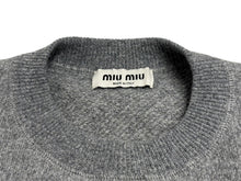 画像をギャラリービューアに読み込む, 極美品 MIUMIU ミュウミュウ ニット ロゴ MML804 S232 1XS9 イタリア製 ウール カシミヤ グレー ホワイト サイズ38 中古 4b008883
