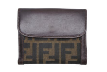 画像をギャラリービューアに読み込む, 極美品 FENDI フェンディ 二つ折り財布 ズッカ コンパクトウォレット イタリア製 キャンバス レザー ブラウン 中古 4b009182