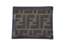 画像をギャラリービューアに読み込む, 極美品 FENDI フェンディ ズッカ柄 二つ折り財布 コンパクトウォレット イタリア製 キャンバス レザー ブラウン 中古 4b009183