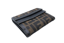 画像をギャラリービューアに読み込む, FENDI フェンディ ズッカ柄 三つ折り財布 コンパクトウォレット イタリア製 キャンバス レザー ブラウン ゴールド金具 美品 中古 4b009185