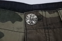 Load image into Gallery viewer, 極美品 CHROME HEARTS クロムハーツ Devil Dog Shorts デビルドッグ カーゴショーツ サイズ31 CHクロスパッチ カモフラ柄 中古 4b009472