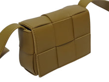 画像をギャラリービューアに読み込む, 新品同様 BOTTEGAVENETA ボッテガヴェネタ キャンディカセット ショルダーバッグ マキシイントレチャート ブラウン 中古 4b009557