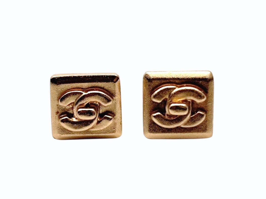 極美品 CHANEL シャネル ココマーク ピアス 重量約2.0g 02A刻印 ターンロック マットゴールド メタル GP 両耳用 中古 4b009594