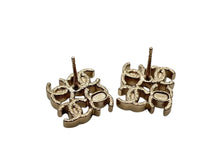 画像をギャラリービューアに読み込む, 極美品 CHANEL シャネル ココマーク ピアス 重量約5.0g A24B刻印 ゴールド メタル GP 両耳用 四連 中古 4b009786