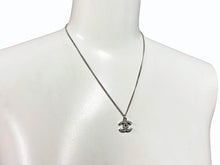 画像をギャラリービューアに読み込む, CHANEL シャネル ココマーク ネックレス 重量約5.0g B11V刻印 全長約44cm ラインストーン メタル クリア シルバー 美品 中古 4b009787