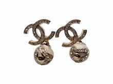 画像をギャラリービューアに読み込む, 極美品 CHANEL シャネル ココマーク ぶら下がりピアス 重量約6.0g C23K刻印 ラインストーン メタル レジン GP 両耳用 中古 4b009795