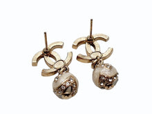 画像をギャラリービューアに読み込む, 極美品 CHANEL シャネル ココマーク ぶら下がりピアス 重量約6.0g C23K刻印 ラインストーン メタル レジン GP 両耳用 中古 4b009795