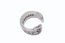 Load image into Gallery viewer, CHROME HEARTS クロムハーツ SM SCROLL LABEL スクロールラベルリング スモール 重量約9.4g サイズ9号 シルバー925 美品 中古 4b009926