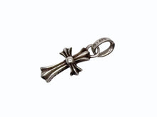 Load image into Gallery viewer, CHROME HEARTS クロムハーツ CHクロス ベビーファット チャーム ペンダントトップ 重量2.0g シルバー 2004/.925刻印 美品 中古 4b009932