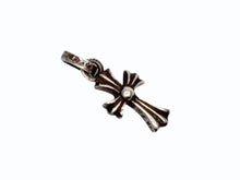 Load image into Gallery viewer, CHROME HEARTS クロムハーツ CHクロス ベビーファット チャーム ペンダントトップ 重量2.1g シルバー 2004/.925刻印 美品 中古 4b009922