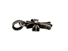 Load image into Gallery viewer, CHROME HEARTS クロムハーツ CHクロス ベビーファット チャーム ペンダントトップ 重量2.1g シルバー 2004/.925刻印 美品 中古 4b009922
