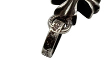 Load image into Gallery viewer, CHROME HEARTS クロムハーツ CHクロス ベビーファット チャーム ペンダントトップ 重量2.1g シルバー 2004/.925刻印 美品 中古 4b009922