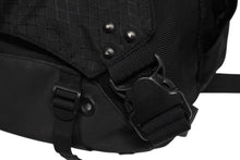 Load image into Gallery viewer, OAKLEY オークリー SLING BAG スリングバッグ ワンショルダーバッグ ナイロン ブラック メタルロゴ 刺繍ロゴ 美品 中古 4b009998