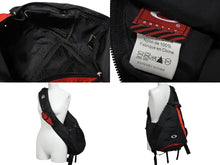 Load image into Gallery viewer, OAKLEY オークリー SLING BAG スリングバッグ ワンショルダーバッグ ナイロン レッド ブラック メタルロゴ 刺繍ロゴ 美品 中古 4b009999