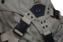 画像をギャラリービューアに読み込む, OAKLEY オークリー Icon Backpack 2.0 アイコン バックパック 2.0 テック ナイロン メタルロゴ ベージュ ブラック 美品 中古 4b010000