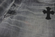 Load image into Gallery viewer, CHROME HEARTS クロムハーツ セメタリー クロスパッチ デニム パンツ リーバイス LEVI`S 501 サイズ31 ブラック 美品 中古 4b010029