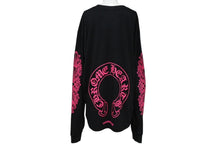 Load image into Gallery viewer, 新品未使用 CHROME HEARTS クロムハーツ 長袖Tシャツ サイズXL ホースシュー フローラルクロス プリント ブラック ピンク 中古 4b010033