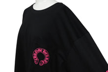 Load image into Gallery viewer, 新品未使用 CHROME HEARTS クロムハーツ 長袖Tシャツ サイズXL ホースシュー フローラルクロス プリント ブラック ピンク 中古 4b010033