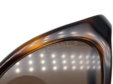 Load image into Gallery viewer, 新品未使用 CHANEL シャネル サングラス アイウェア 5001 c.533/93 サイズ50◻︎15 130 ココマーク 鼈甲カラー 中古 4b010093