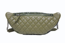 Load image into Gallery viewer, CHANEL シャネル ココキューバ スパンコール ボディバッグ 23番台 2016 スパンコール ラムスキン カーキ シルバー 美品 中古 4b010204