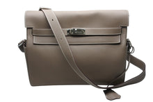 Load image into Gallery viewer, 新品同様 HERMES エルメス ショルダーバッグ ケリーメッセンジャーGM バッグ トゴ エトゥープ シルバー金具 W刻印 中古 4b010229