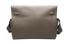 Load image into Gallery viewer, 新品同様 HERMES エルメス ショルダーバッグ ケリーメッセンジャーGM バッグ トゴ エトゥープ シルバー金具 W刻印 中古 4b010229