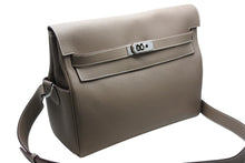 Load image into Gallery viewer, 新品同様 HERMES エルメス ショルダーバッグ ケリーメッセンジャーGM バッグ トゴ エトゥープ シルバー金具 W刻印 中古 4b010229