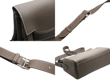 Load image into Gallery viewer, 新品同様 HERMES エルメス ショルダーバッグ ケリーメッセンジャーGM バッグ トゴ エトゥープ シルバー金具 W刻印 中古 4b010229