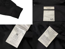 Load image into Gallery viewer, 極美品 Valentino ヴァレンチノ 襟ロック スタッズ ナイロンジャケット ブラック ナイロン サイズ 48 ブラック金具 中古 4b010237