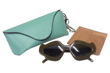 画像をギャラリービューアに読み込む, 新品同様 LOEWE ロエベ サングラス サイドロゴ LW40109U サイズ52▫︎18 140 イタリア製 ゴールド金具 カーキ 中古 4c067431