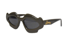 画像をギャラリービューアに読み込む, 新品同様 LOEWE ロエベ サングラス サイドロゴ LW40109U サイズ52▫︎18 140 イタリア製 ゴールド金具 カーキ 中古 4c067431