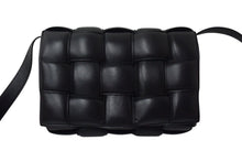 Load image into Gallery viewer, BOTTEGA VENETA ボッテガヴェネタ ショルダーバッグ パデッド カセット イントレチャート シルバー金具 ブラック 美品 中古 4c069298