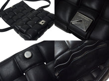 Load image into Gallery viewer, BOTTEGA VENETA ボッテガヴェネタ ショルダーバッグ パデッド カセット イントレチャート シルバー金具 ブラック 美品 中古 4c069298